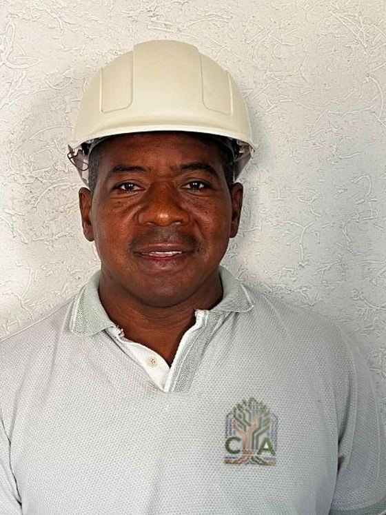 Ferney Arboleda Rodallega, propietario y director de obra, con casco de seguridad