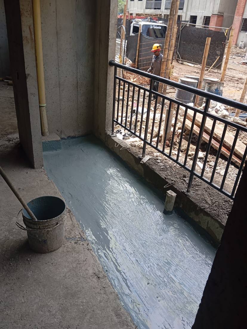 Balcón impermeabilizado con el balde de producto en obra