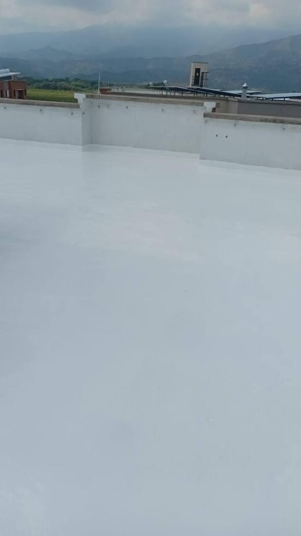 Cubierta terminada con recubrimiento blanco de poliuretano, con las montañas al fondo
