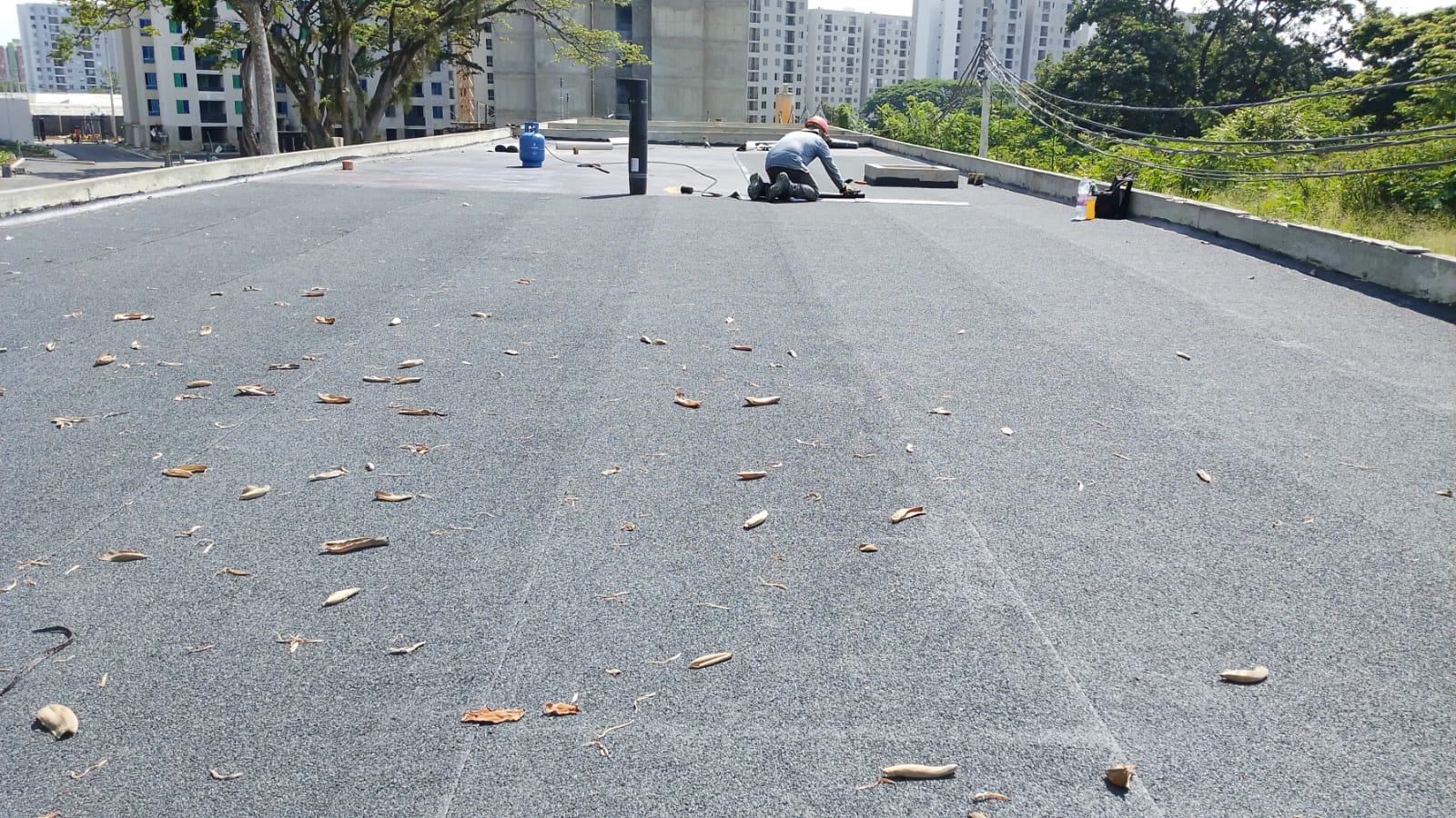 Instalación de manto asfáltico en la cubierta de un conjunto residencial