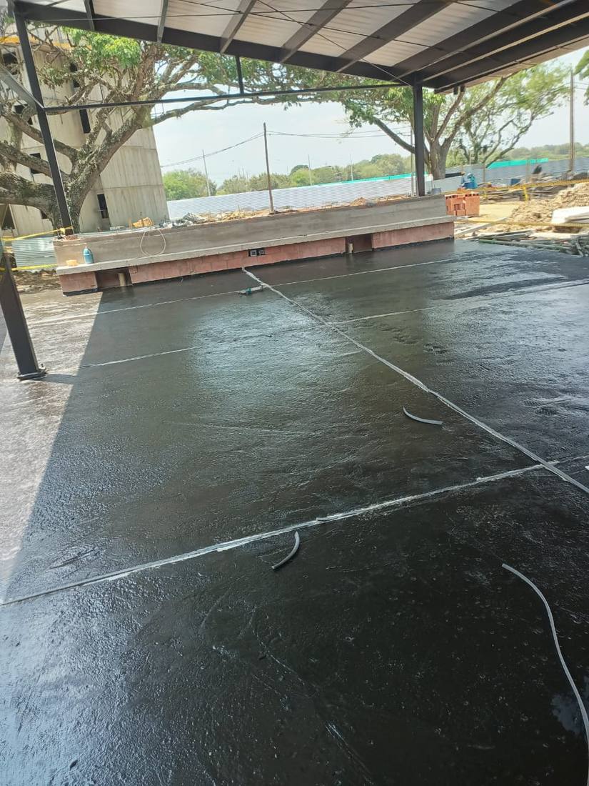 Losa industrial bajo cubierta metálica con el recubrimiento impermeabilizante aplicado