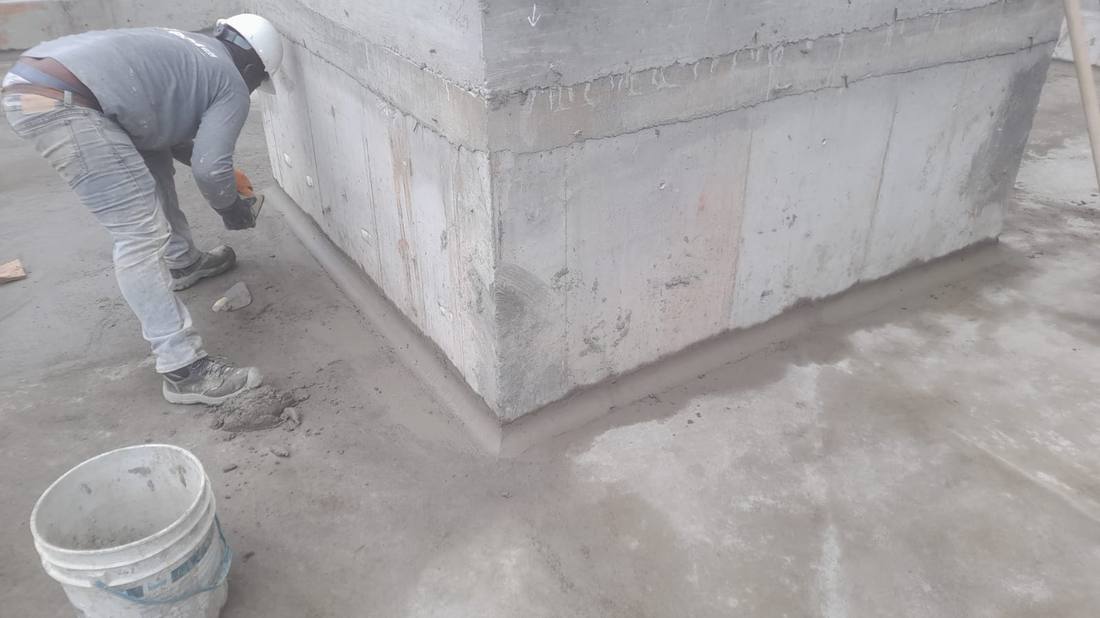 Detalle del chaflán de mortero terminado en la esquina entre muro y losa