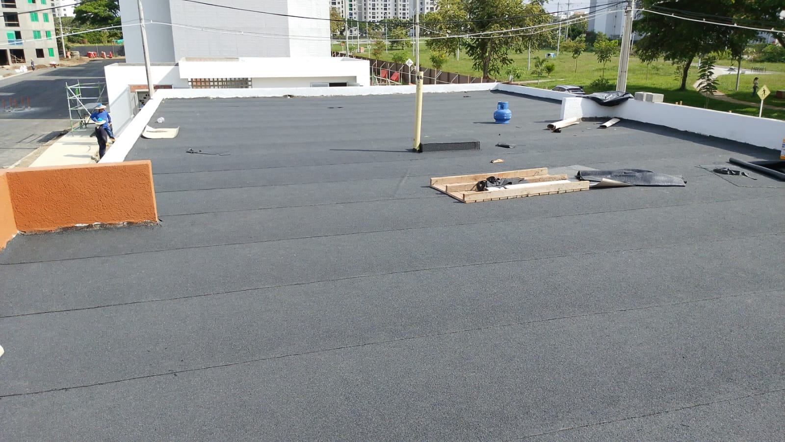 Vista general de una cubierta de gran superficie impermeabilizada con manto asfáltico