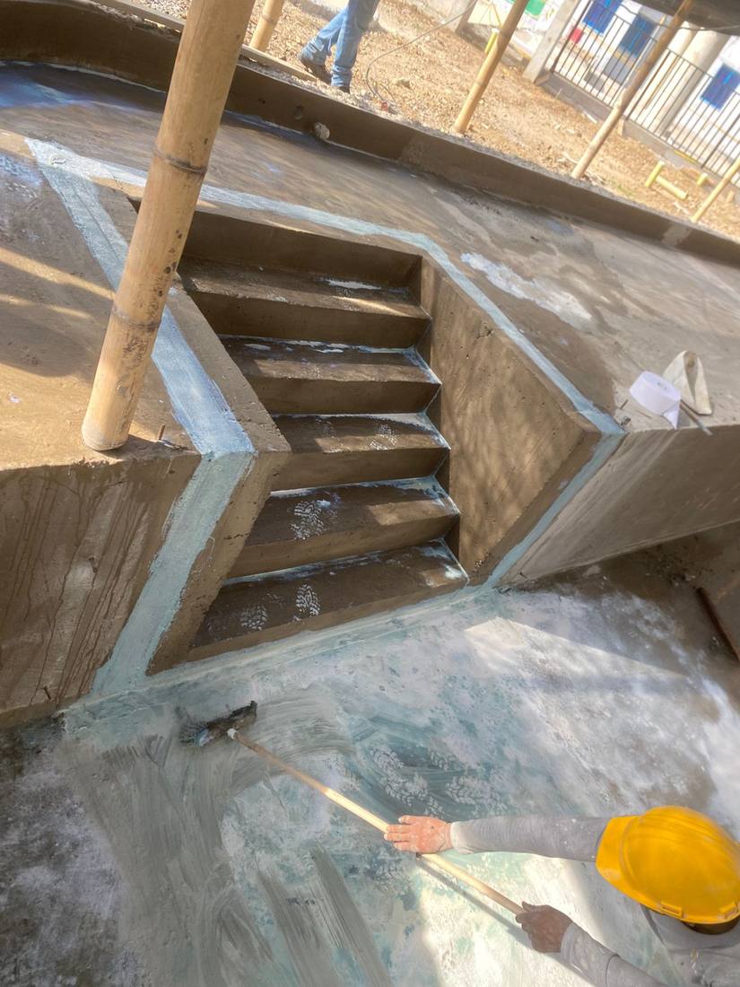 Escalones de piscina en concreto con el tratamiento aplicado en las juntas