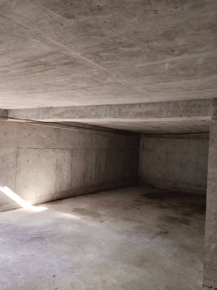 Interior de un tanque de agua potable con las paredes y las medias cañas terminadas