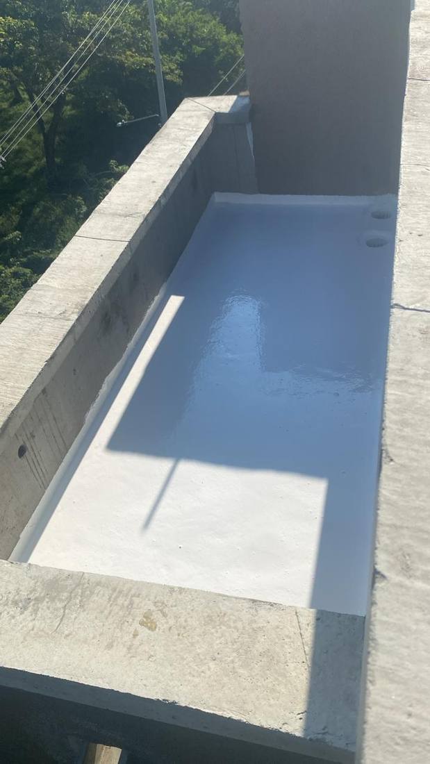 Interior de un tanque de agua elevado con la impermeabilización clara terminada