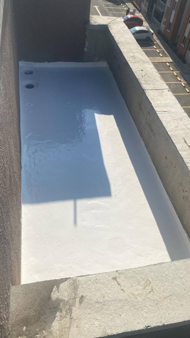 Segundo tanque de agua con el recubrimiento interior aplicado